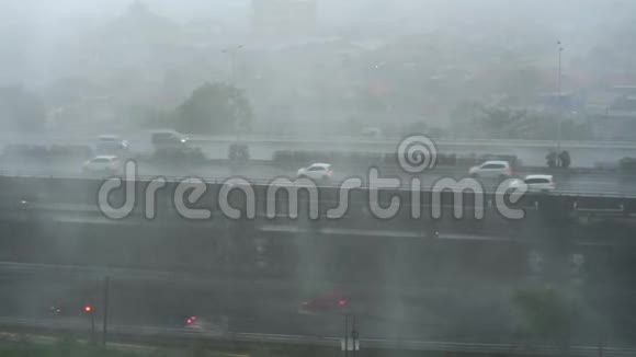 首都雅加达的街道上雨很大视频的预览图