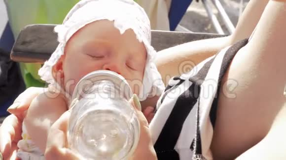 提供瓶装室外饮用水的女婴视频的预览图