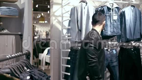 男性客户试用皮革夹克和镜子视频的预览图