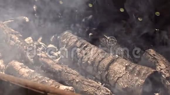 烧烤炉里的煤特写视频的预览图