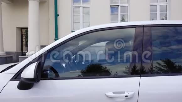 一个女人打开车窗微笑送空气亲吻视频的预览图