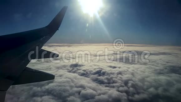 从飞机窗户看到的云和天空视频的预览图