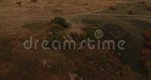 秋天草地的俯视图石头伸出地面金秋与越野视频的预览图