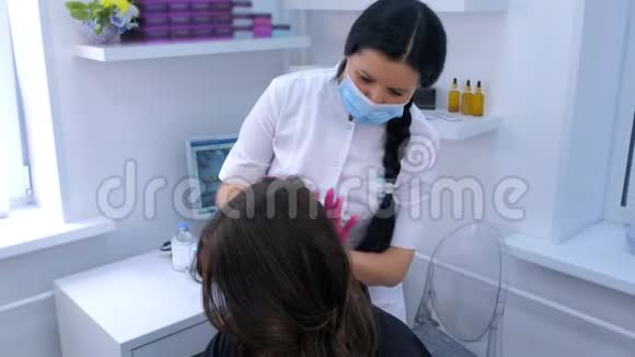 旋毛医生在女性头部注射中间疗法以治疗毛发视频的预览图