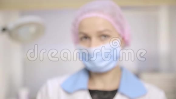 医院里的女医学专家给病人展示了不同的药丸视频的预览图