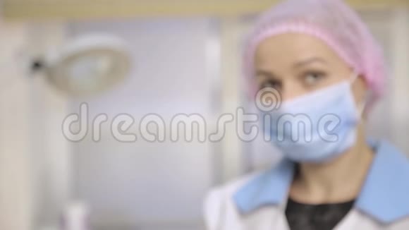 医院里的女医学专家给病人展示了不同的药丸视频的预览图