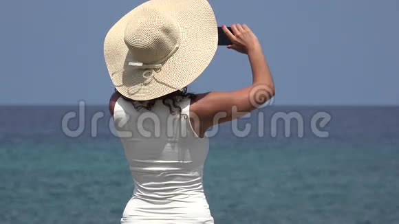 拍摄海洋照片的女人视频的预览图