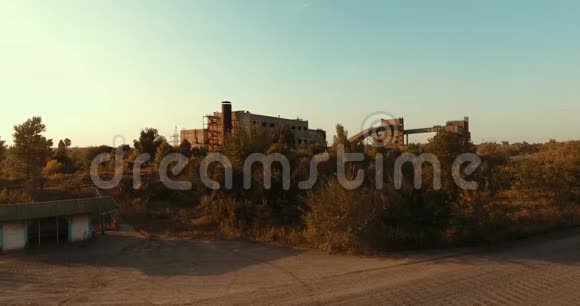 靠近工作矿井的公共汽车站拍摄一个工业设施视频的预览图