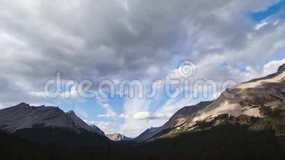 加拿大落基山脉夏季的时间推移视频的预览图