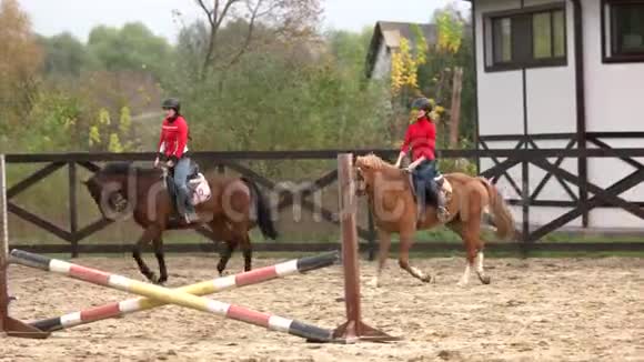 在农场骑马的年轻妇女视频的预览图
