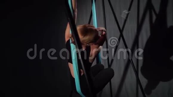 美丽的女孩坐在吊床上做瑜伽视频的预览图