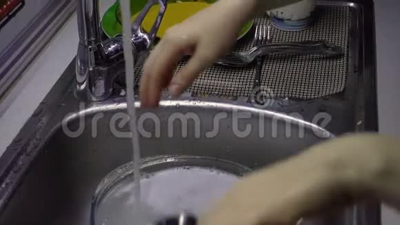 女人清洗和冲洗玻璃餐具视频的预览图