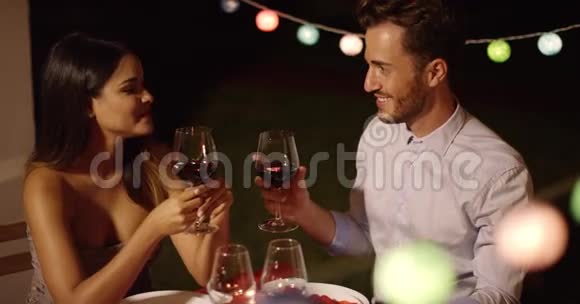 浪漫的年轻夫妇享受晚餐和葡萄酒视频的预览图