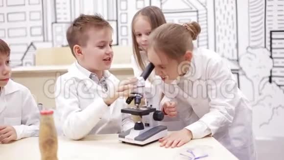 在学校的生物课上有显微镜的孩子视频的预览图