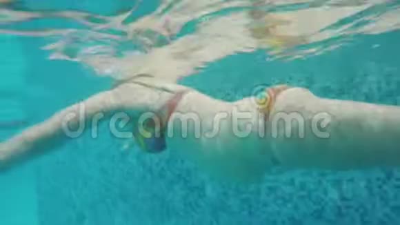 孕妇在游泳池游泳视频的预览图