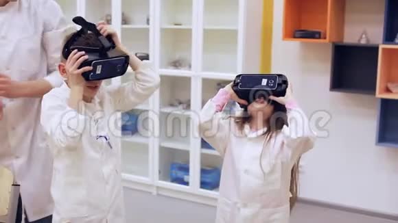 在学校用VR眼镜上课现代教育主题视频的预览图