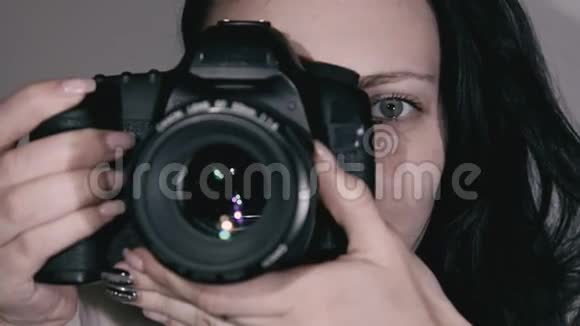 女摄影师拍照视频的预览图