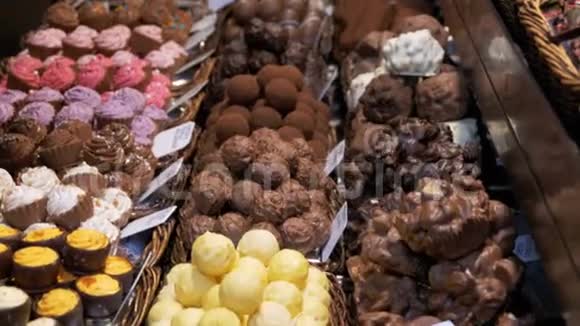 在巴塞罗那的LaBoqueria市场准备出售的糖果和巧克力西班牙视频的预览图