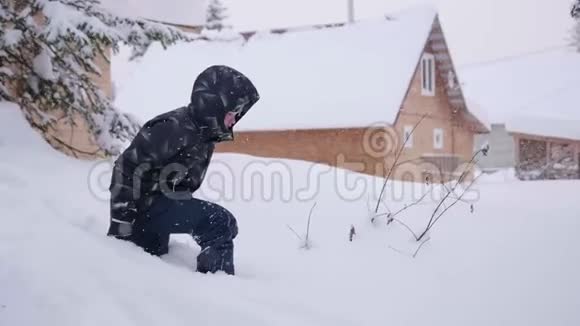 孩子慢吞吞地掉进雪里户外运动冬季阳光明媚视频的预览图
