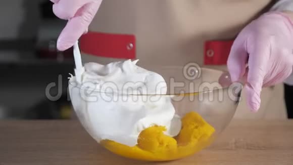 糕点厨师正在做黄色的马卡龙面团视频的预览图