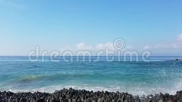 印度洋度假胜地的海浪撞击岩石视频的预览图