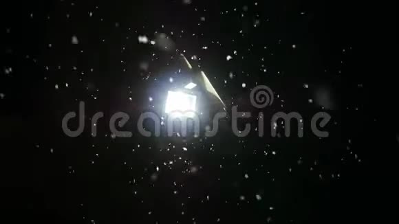 雪在夜间冬天慢慢落下灯笼在雪地里闪闪发光慢动作视频的预览图