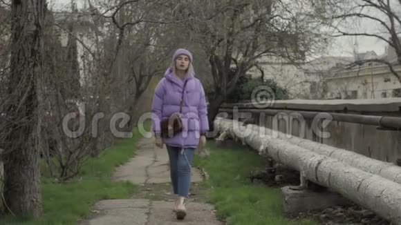 年轻漂亮的女孩散步户外寒冷的天气视频的预览图