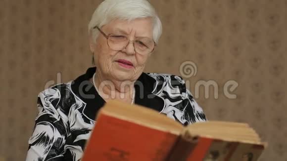 老年妇女读书视频的预览图