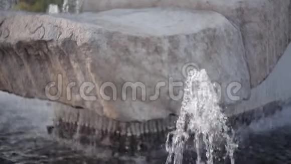 夏季天气炎热城市里的喷泉喷射视频的预览图