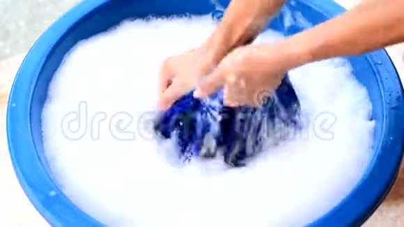 洗手服用蓝色盆视频的预览图