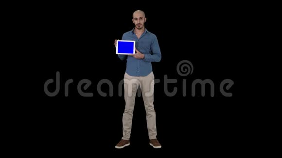 显示空白平板屏幕的阿拉伯男子阿尔法频道视频的预览图