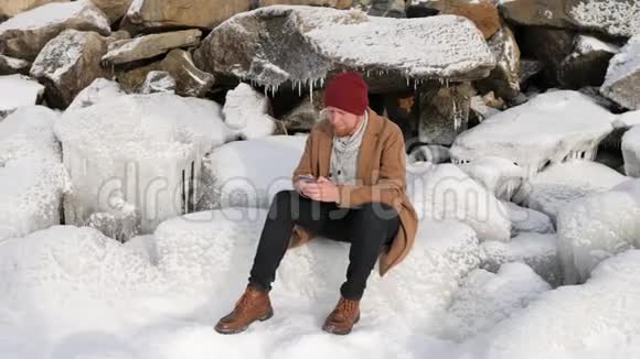 坐在冰上打电话的人视频的预览图