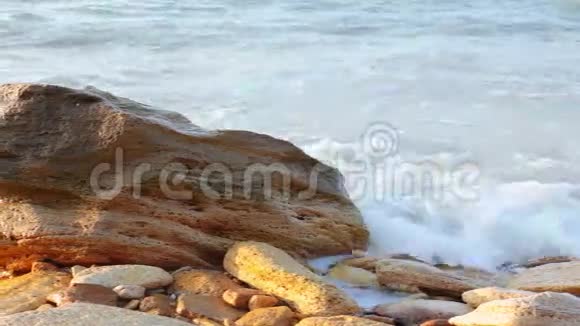 黎明时冲浪和石头视频的预览图