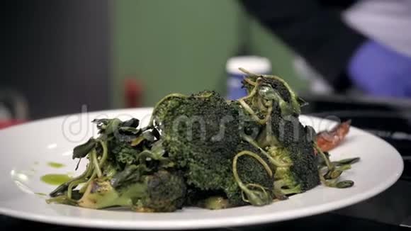 绿鲜花椰菜近厨厨房餐厅视频的预览图