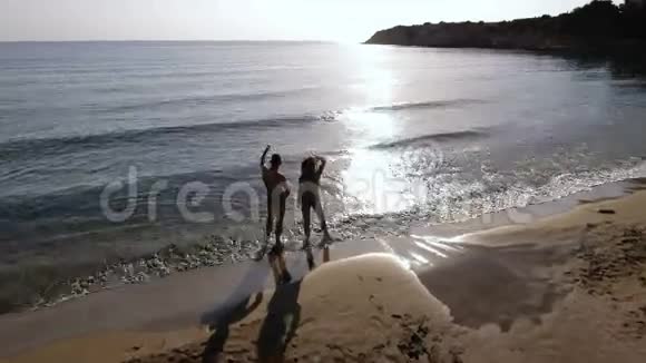 男人和女人站在海边享受海景视频的预览图