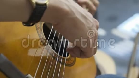 演奏古典吉他的人手特写视频的预览图