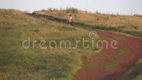 在越野小道上骑山地自行车下山视频的预览图
