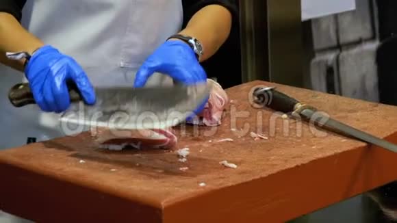 在拉博奎利亚市场用刀切割生肉巴塞罗那西班牙慢动作视频的预览图