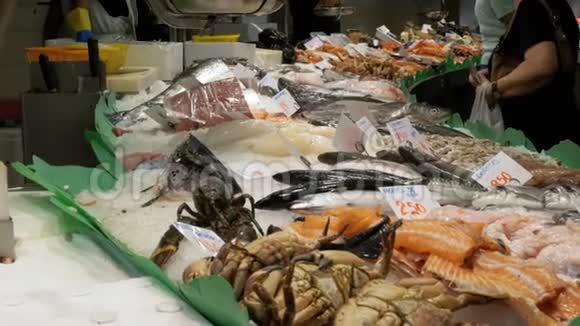 在拉波奎利亚鱼市场海鲜商店柜台的小贩巴塞罗那西班牙视频的预览图