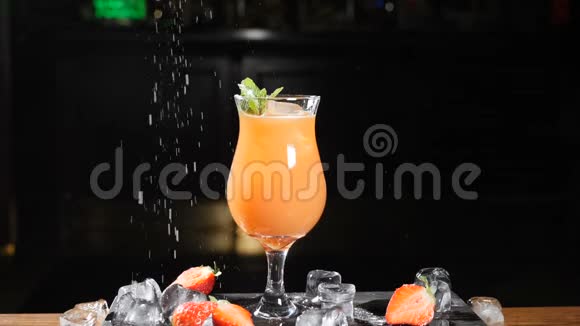 酒吧和鸡尾酒概念酒保准备水果鸡尾酒洒糖粉快关门看上去像雪慢慢视频的预览图