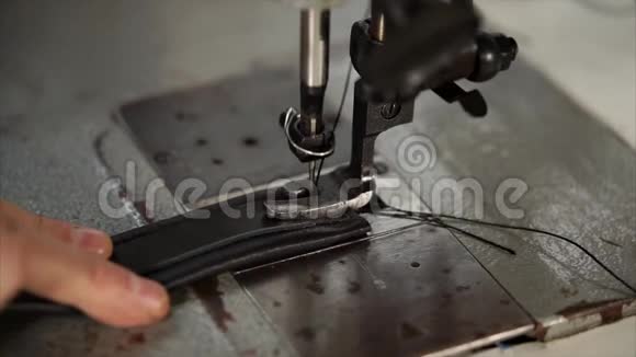 将进入皮革制品的缝纫机上的针收拢视频的预览图