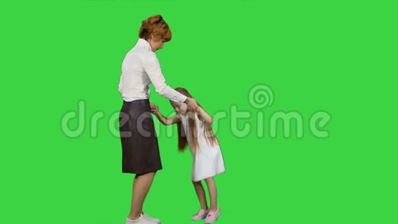 母女俩在绿色的屏幕上跳舞彩色钥匙视频的预览图
