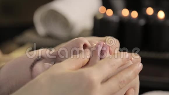 美女做唇部按摩用手指按摩美容水疗中心视频的预览图