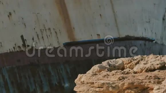 在塞浦路斯一位漂亮的黑发女士走在船附近视频的预览图