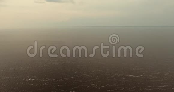 天地之间地平线隐藏在雾中视频的预览图
