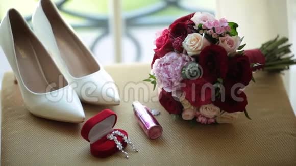 红粉玫瑰和牡丹的婚礼花束视频的预览图