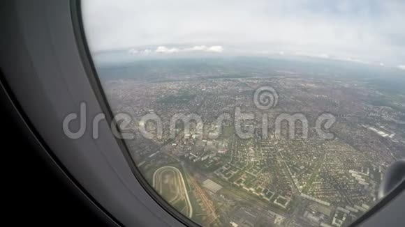 从空中高空飞行的窗口可以看到大城市空中旅行服务视频的预览图