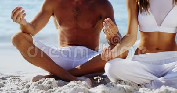 两个人在海滩上打坐视频的预览图