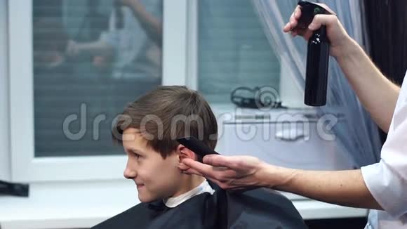 巴伯把水洒在一个小男孩的头发上视频的预览图