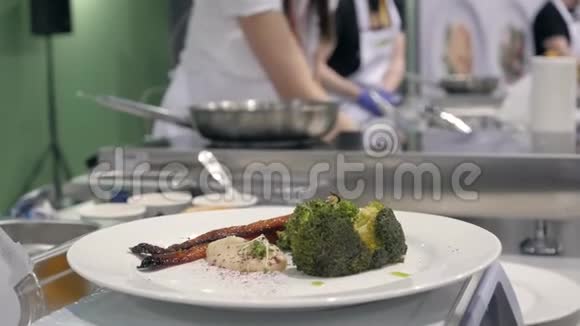 亚洲蔬菜由厨师用模糊宏观的方法将油炸芦笋蘑菇和西兰花排列在盘子里视频的预览图